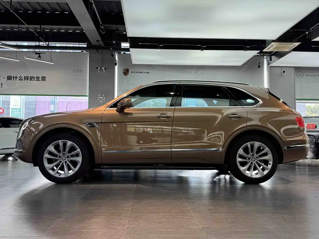 Bentley Bentayga — фото 19