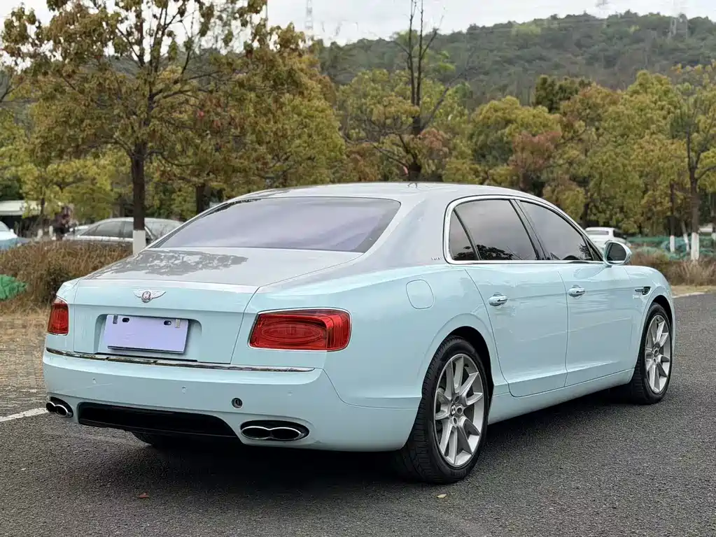 Bentley Flying Spur — фото 3