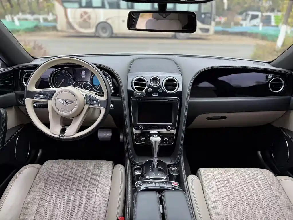 Bentley Flying Spur — фото 6
