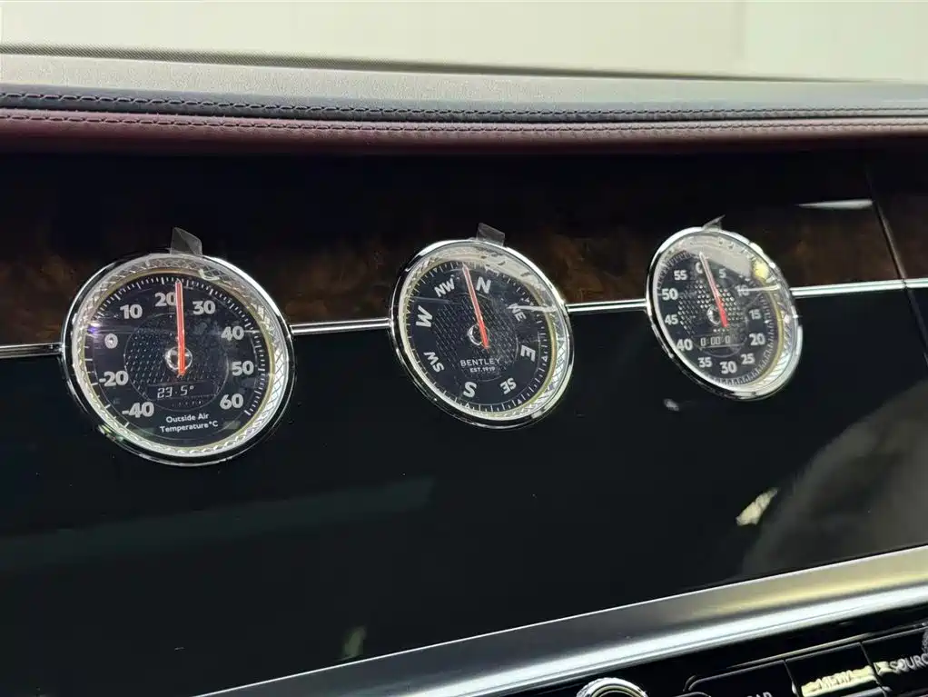 Bentley Flying Spur — фото 11
