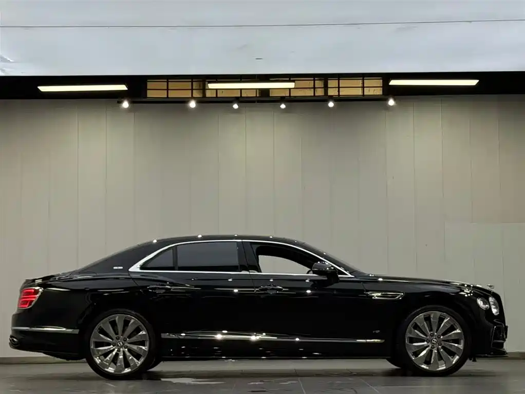 Bentley Flying Spur — фото 17