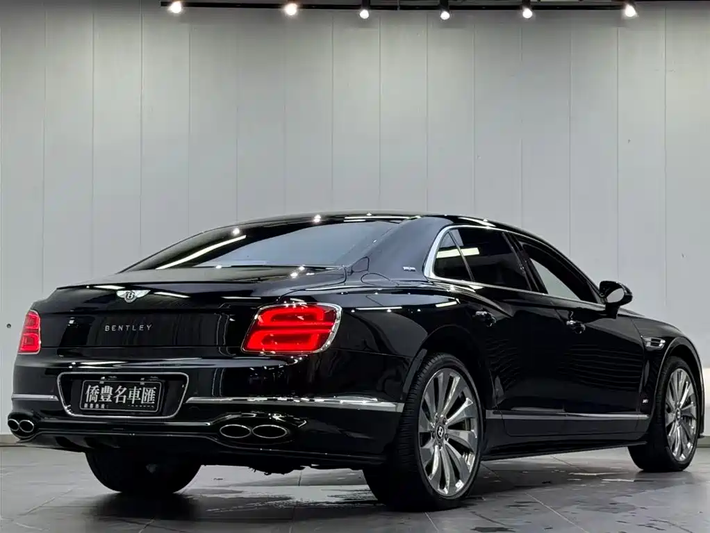 Bentley Flying Spur — фото 18
