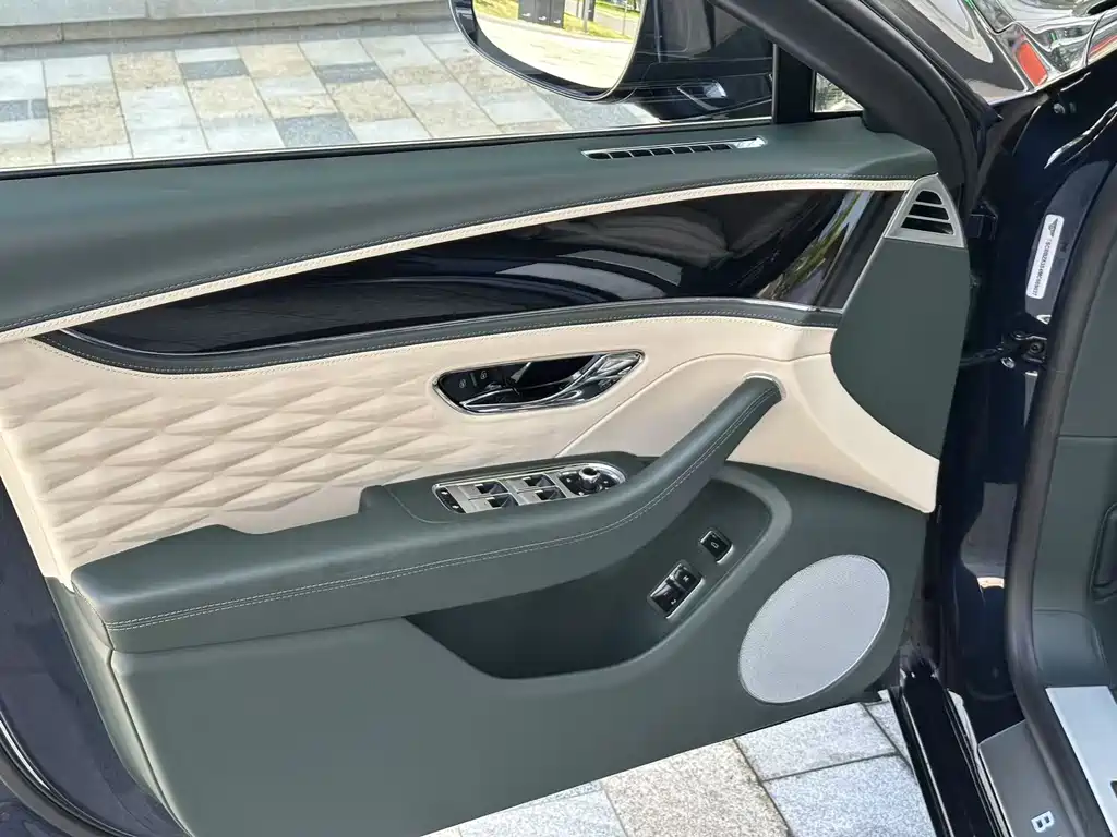 Bentley Flying Spur — фото 23