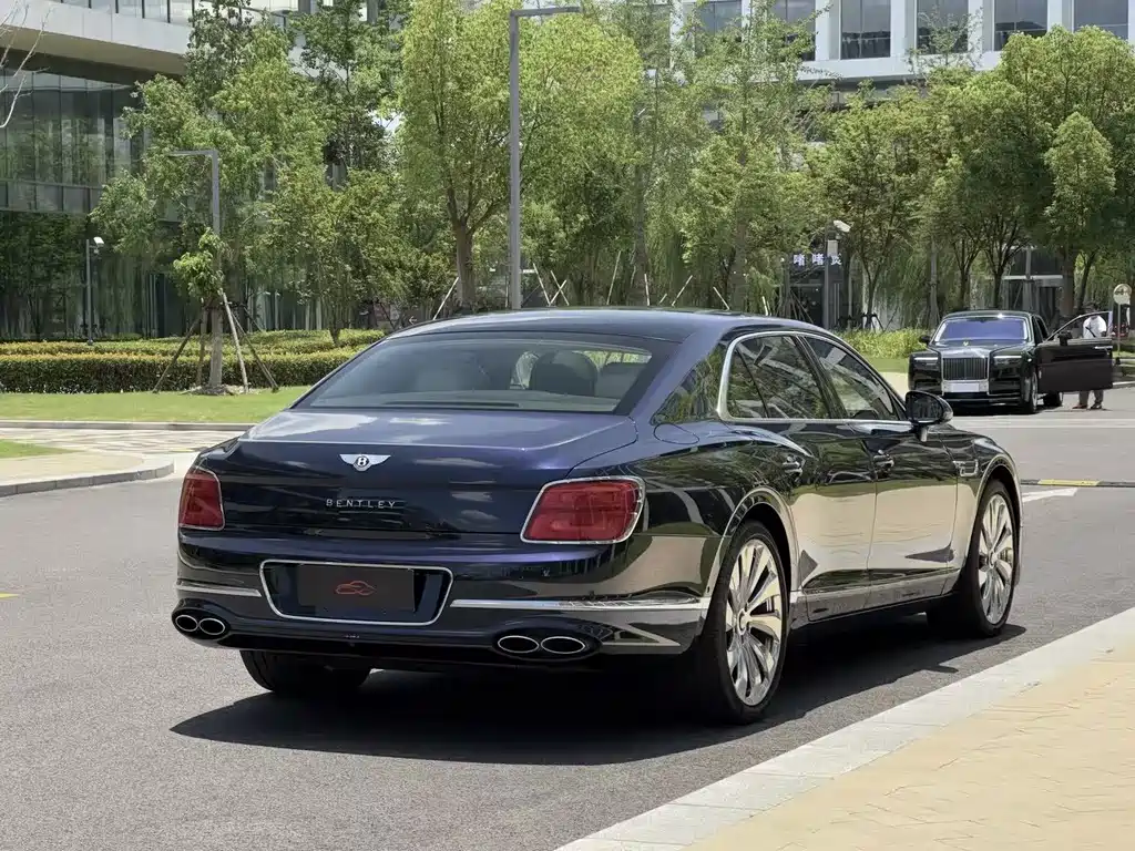 Bentley Flying Spur — фото 6
