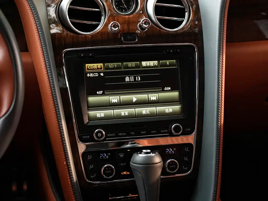 Bentley Flying Spur — фото 18