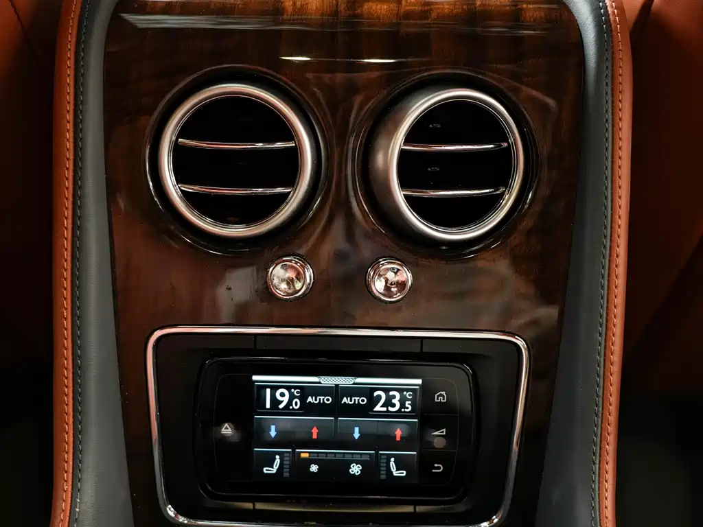 Bentley Flying Spur — фото 19