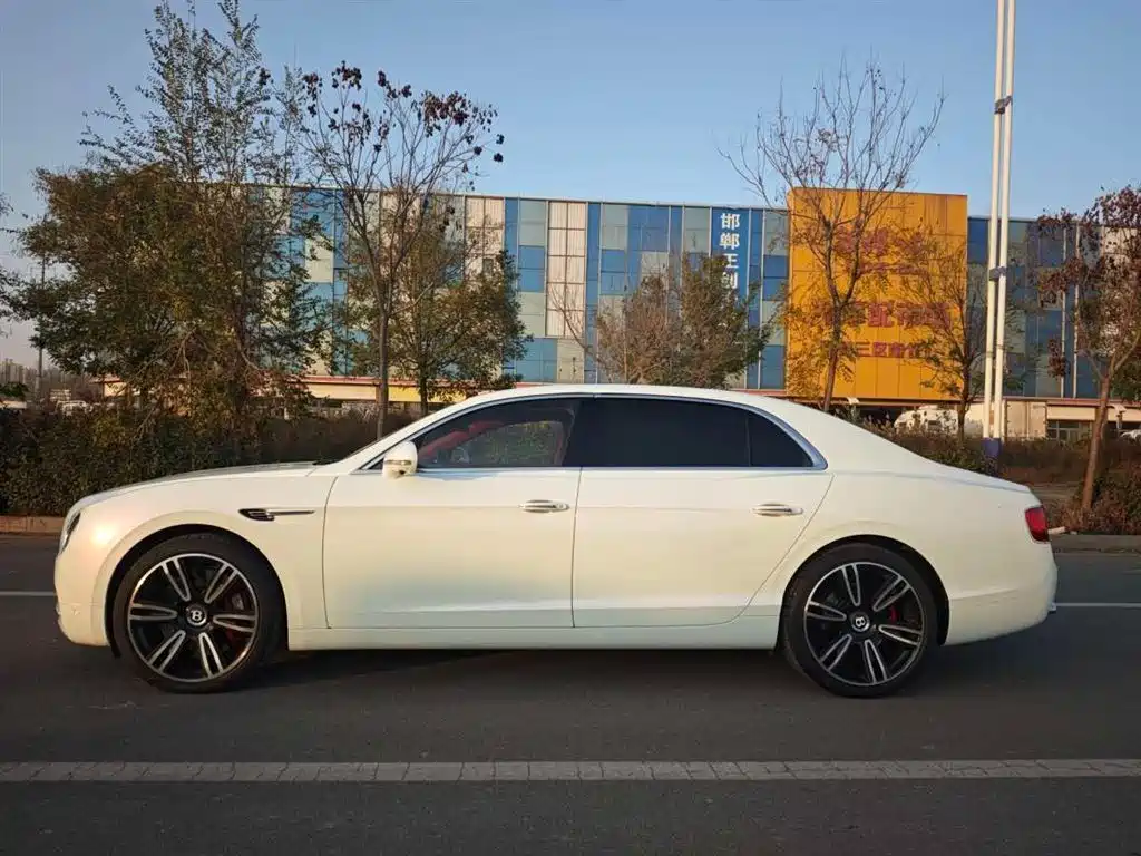 Bentley Flying Spur — фото 4