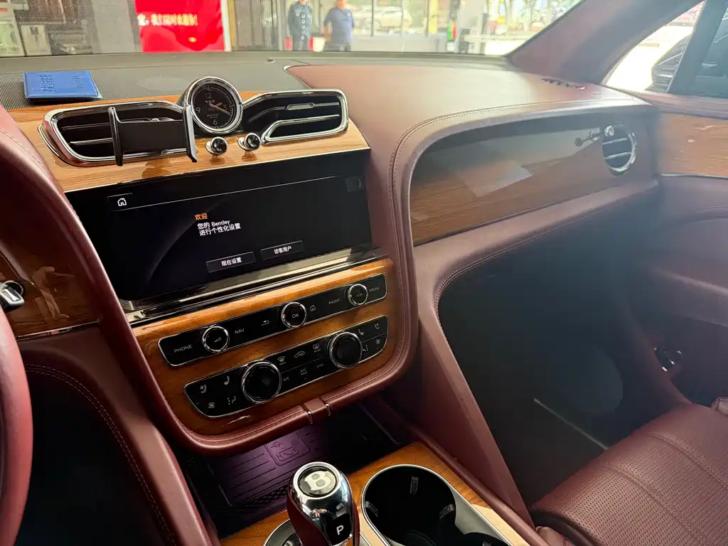 Bentley Bentayga — фото 11
