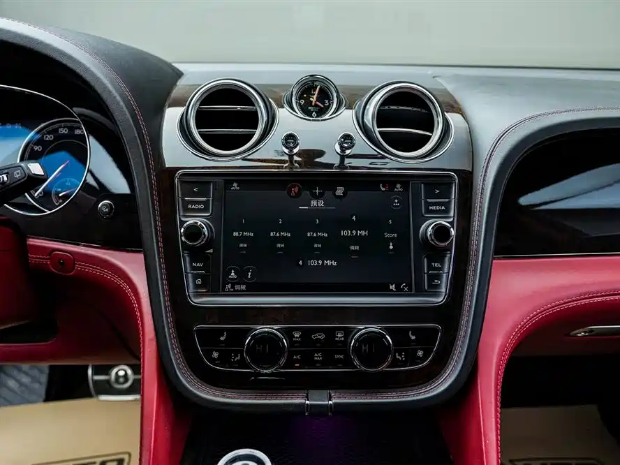 Bentley Bentayga — фото 11