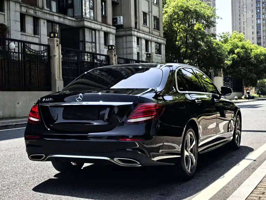 Mercedes-Benz E-Class — фото 4