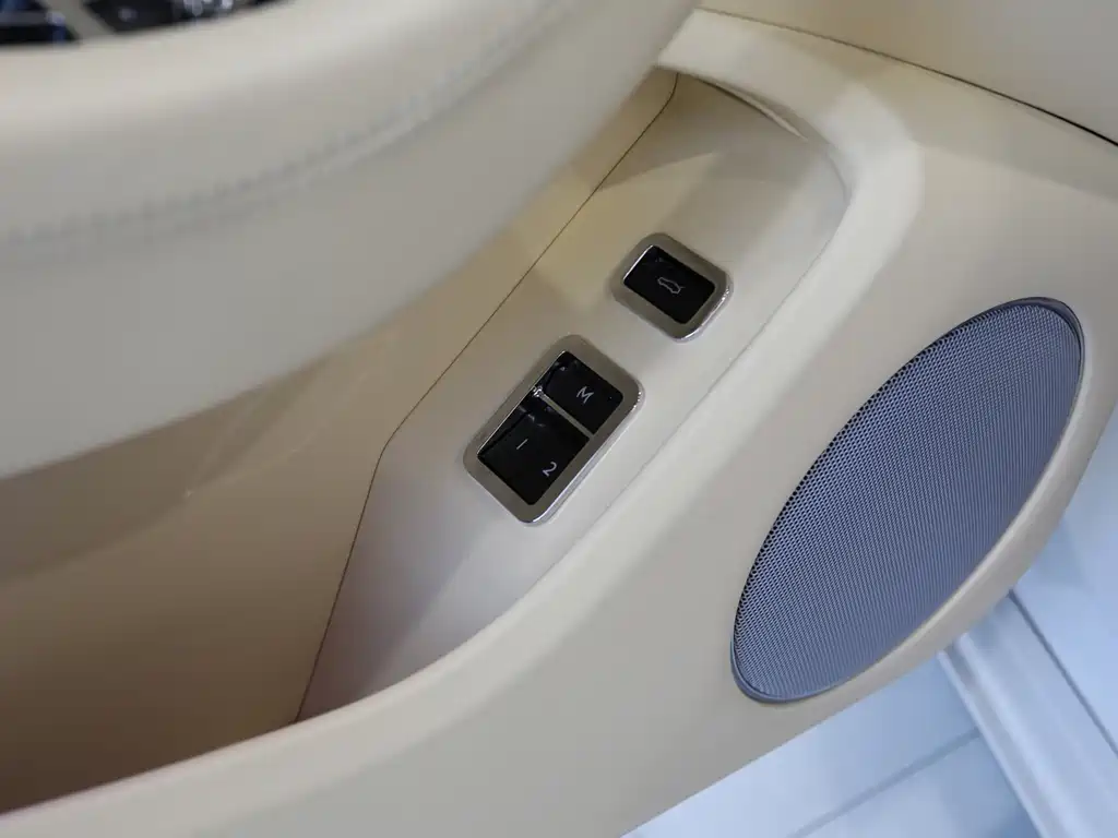 Bentley Flying Spur — фото 9