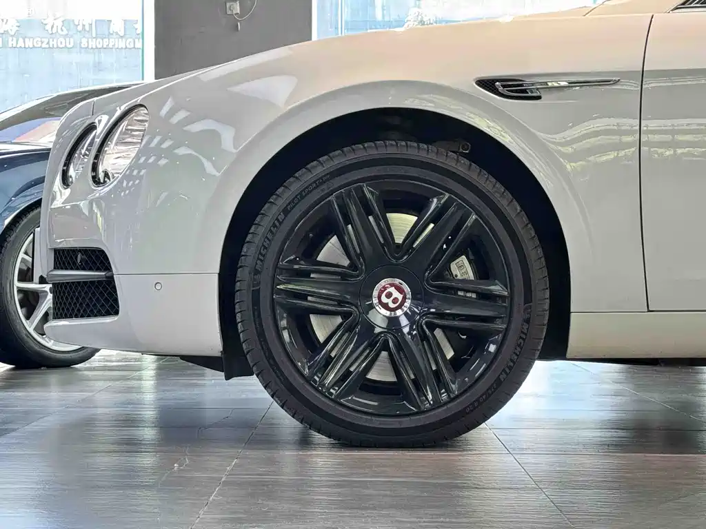 Bentley Flying Spur — фото 17