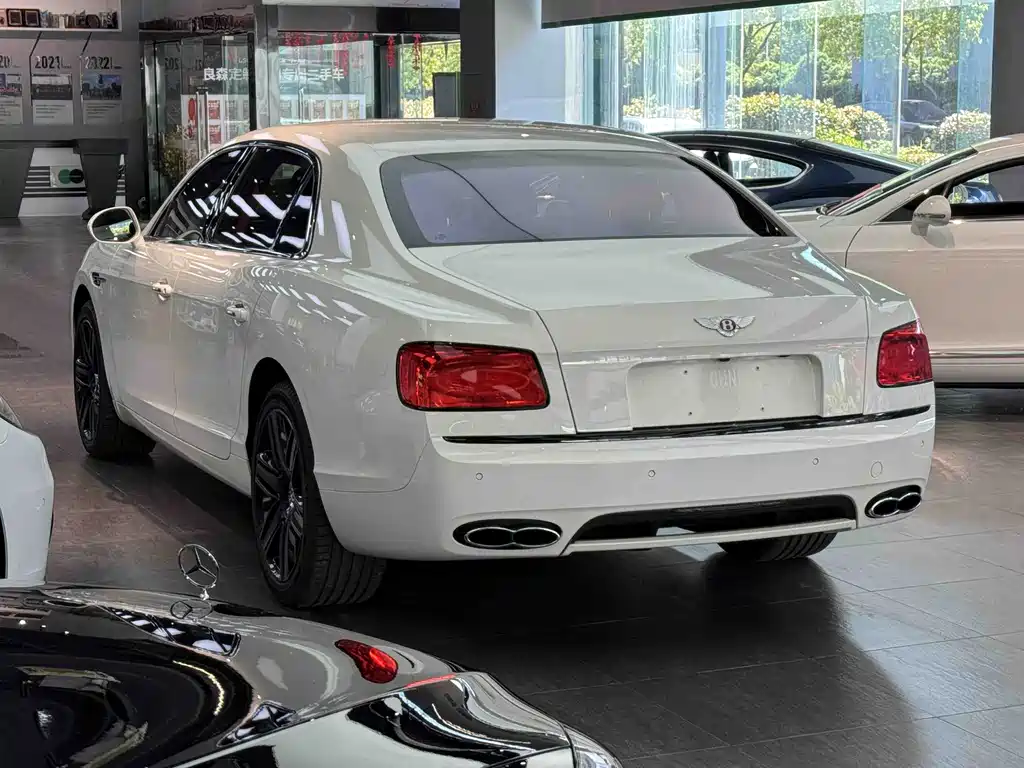 Bentley Flying Spur — фото 4