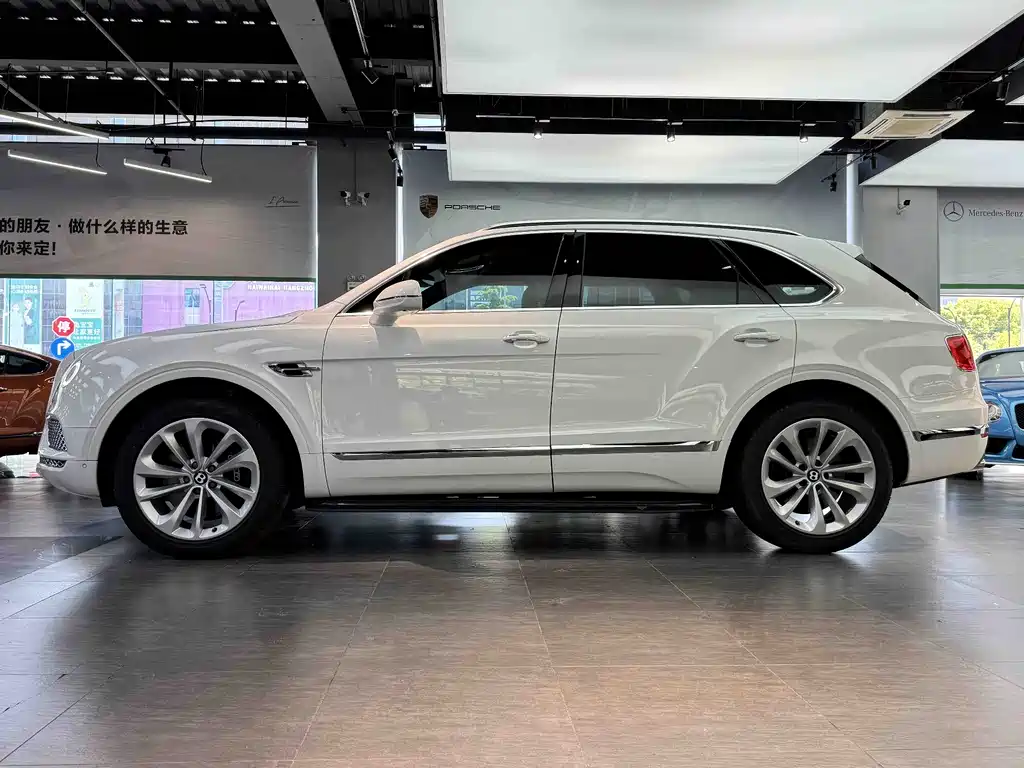Bentley Bentayga — фото 18