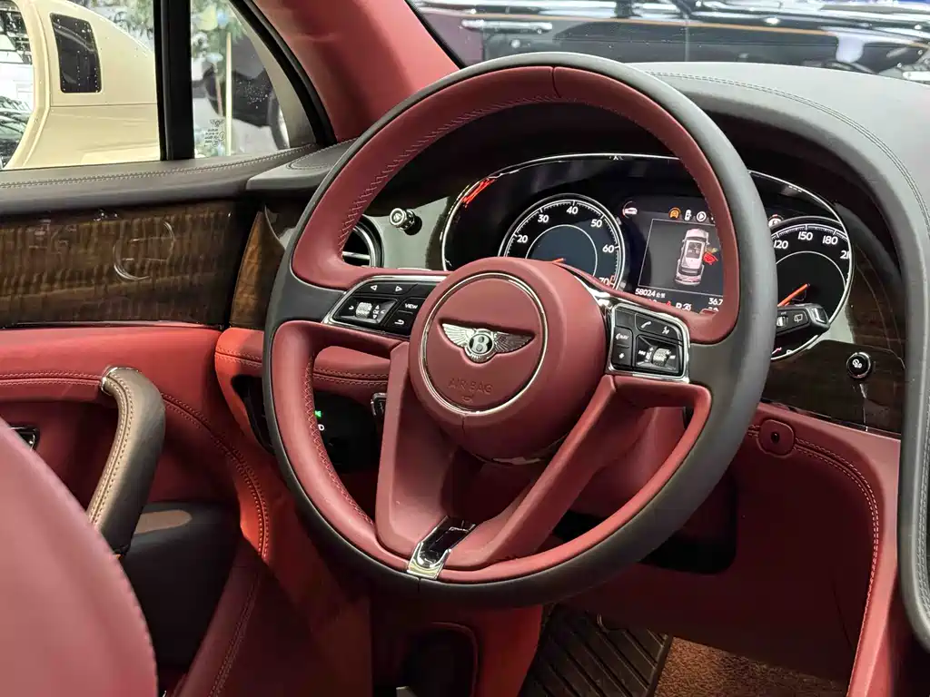 Bentley Bentayga — фото 10
