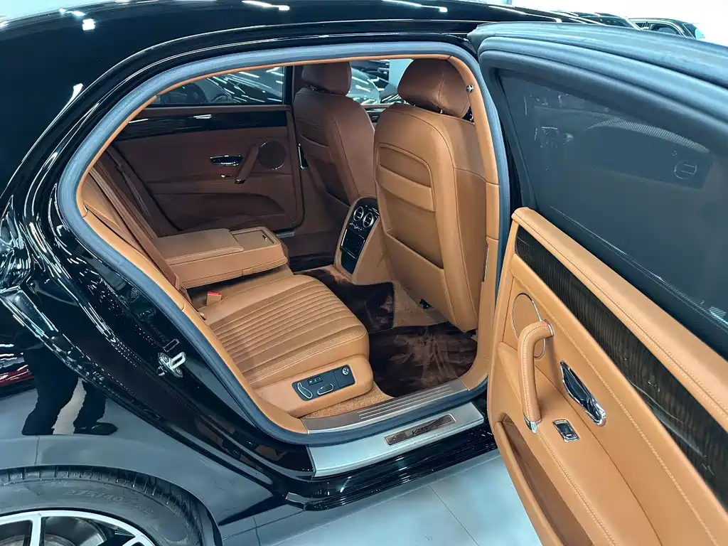 Bentley Flying Spur — фото 6