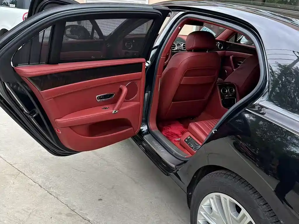 Bentley Flying Spur — фото 6