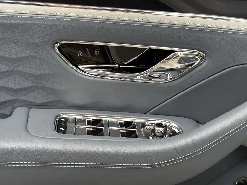 Bentley Flying Spur PHEV — фото 13