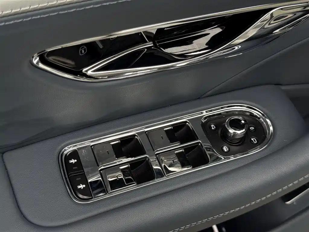 Bentley Flying Spur PHEV — фото 14