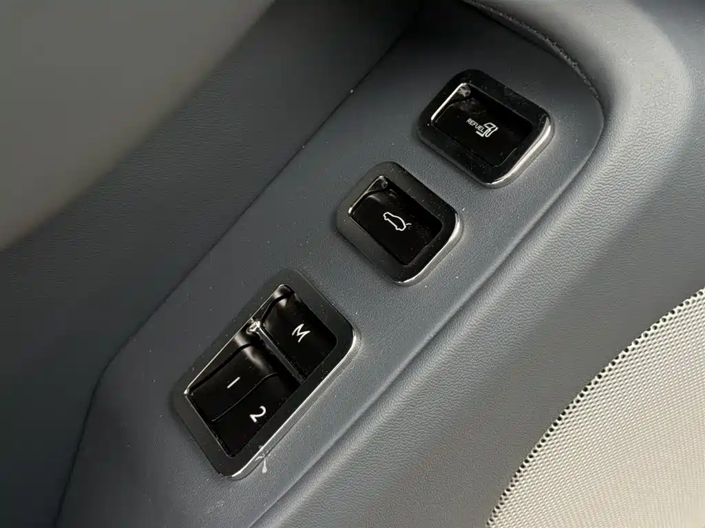 Bentley Flying Spur PHEV — фото 15