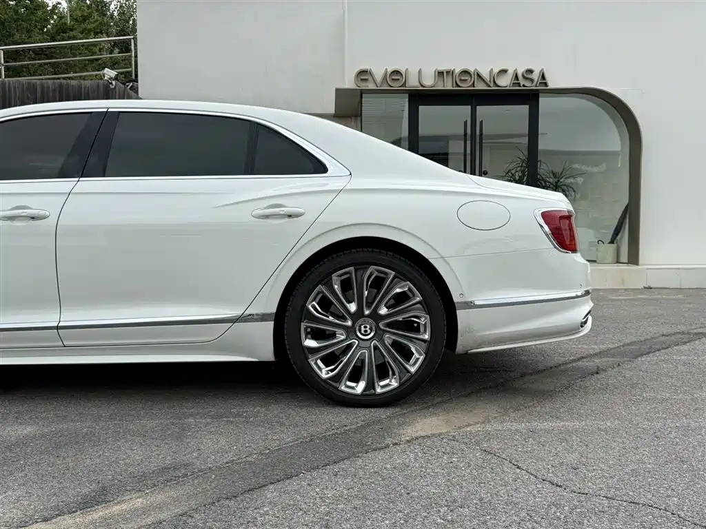 Bentley Flying Spur PHEV — фото 6