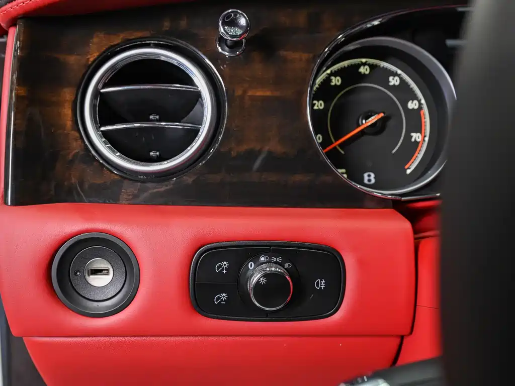Bentley Flying Spur — фото 23