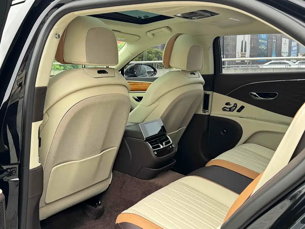 Bentley Flying Spur PHEV — фото 11