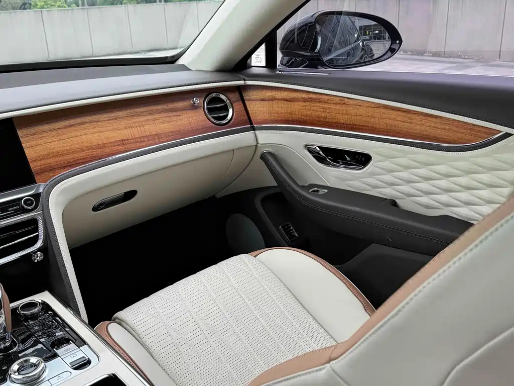 Bentley Flying Spur PHEV — фото 14