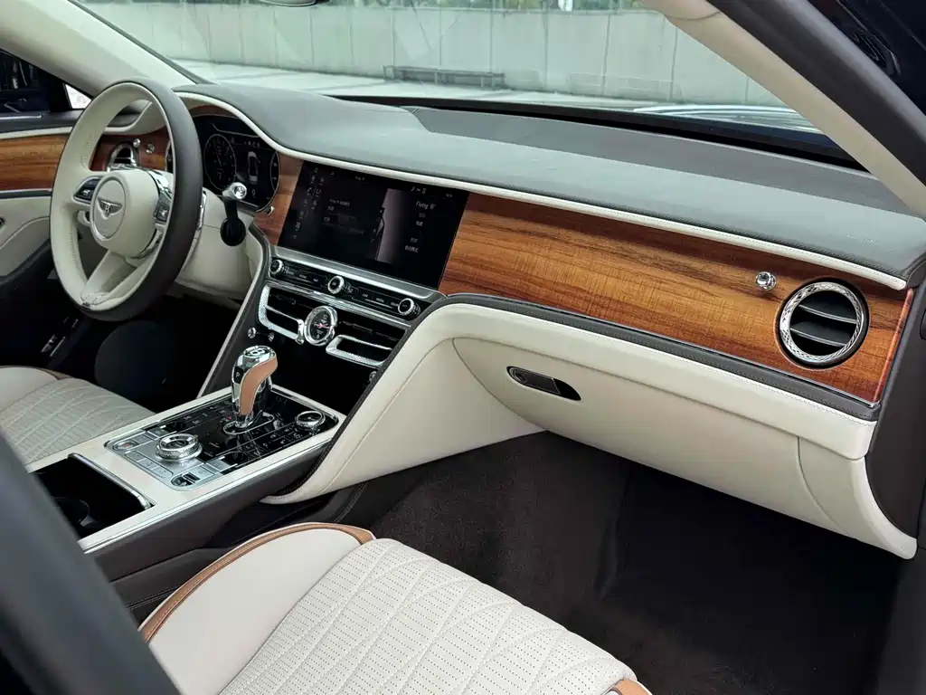 Bentley Flying Spur PHEV — фото 19