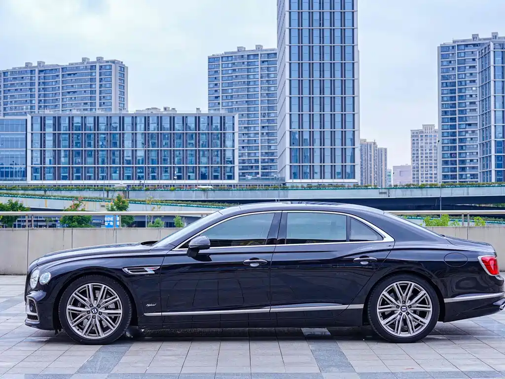 Bentley Flying Spur PHEV — фото 24
