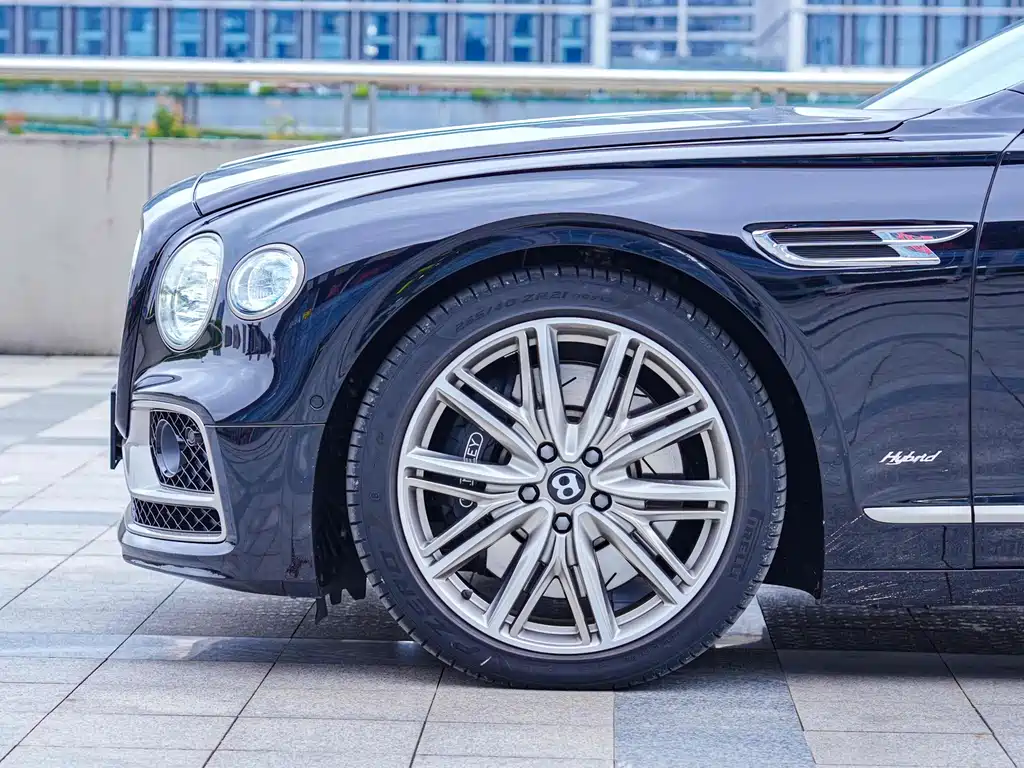 Bentley Flying Spur PHEV — фото 25