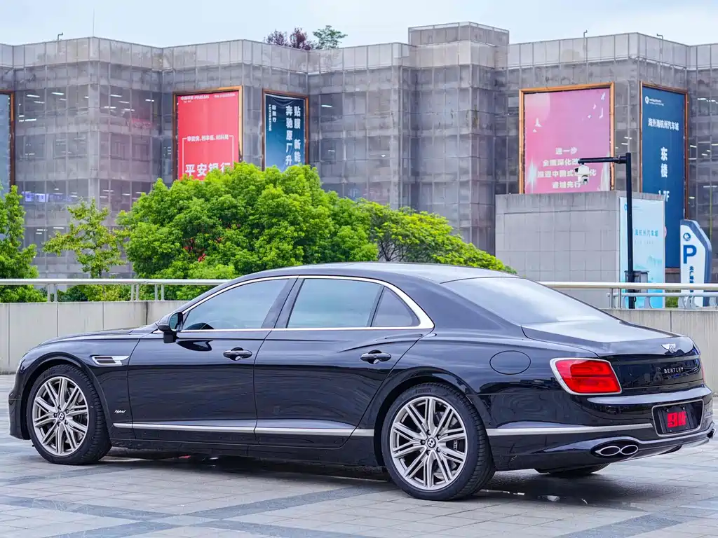 Bentley Flying Spur PHEV — фото 6