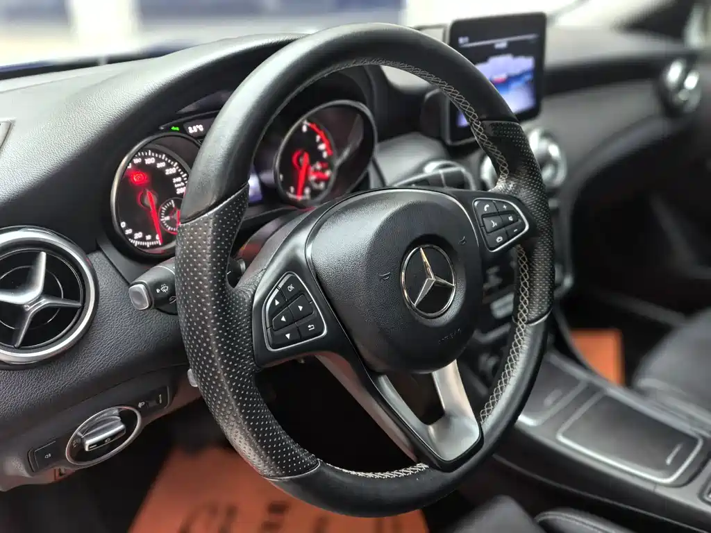Mercedes-Benz GLA — фото 10