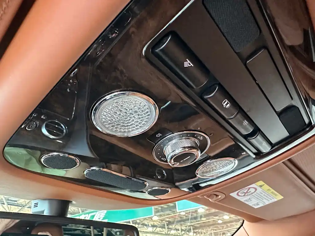Bentley Flying Spur — фото 11