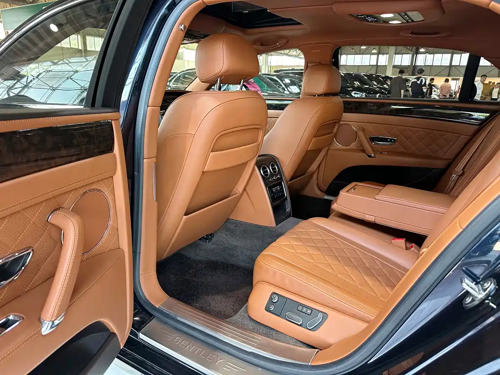 Bentley Flying Spur — фото 14