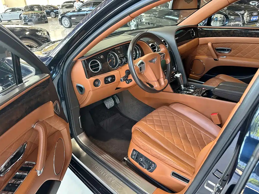 Bentley Flying Spur — фото 8