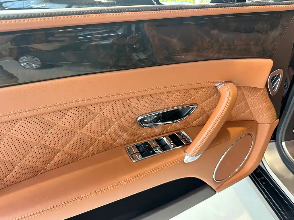 Bentley Flying Spur — фото 9