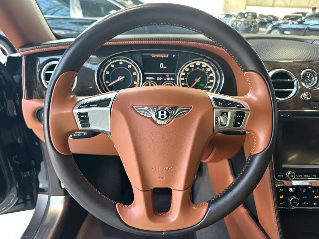 Bentley Flying Spur — фото 10