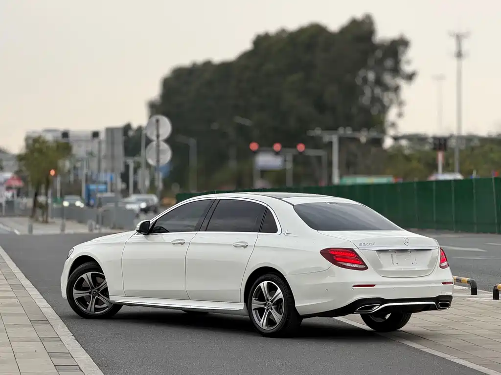 Mercedes-Benz E-Class — фото 2