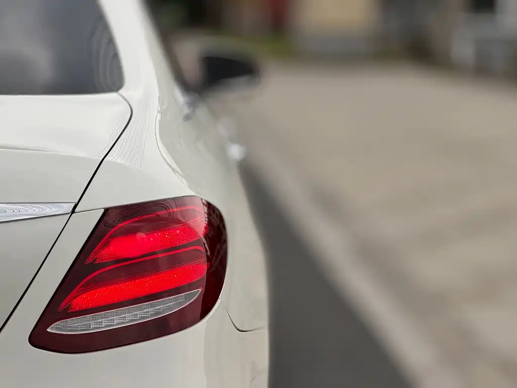 Mercedes-Benz E-Class — фото 6