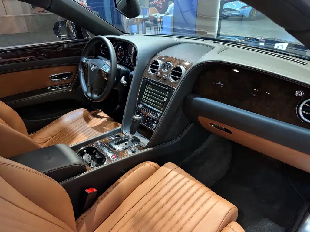 Bentley Flying Spur — фото 13