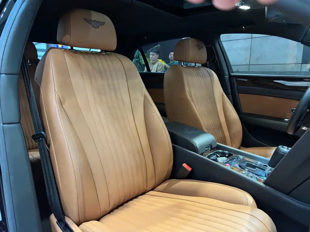 Bentley Flying Spur — фото 14