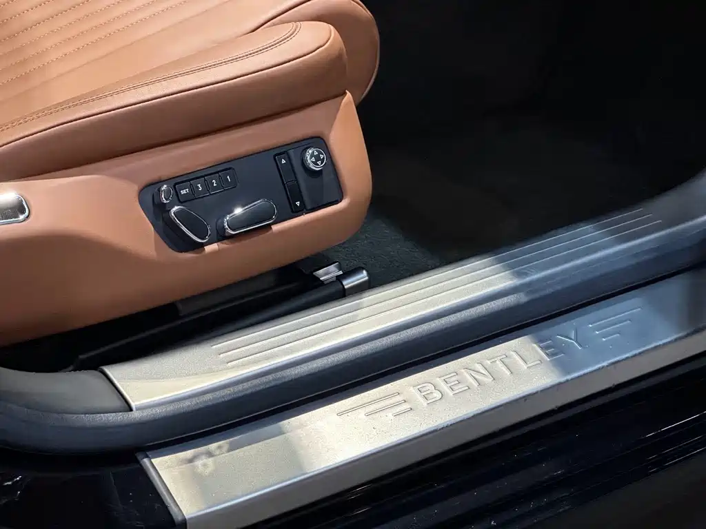 Bentley Flying Spur — фото 15