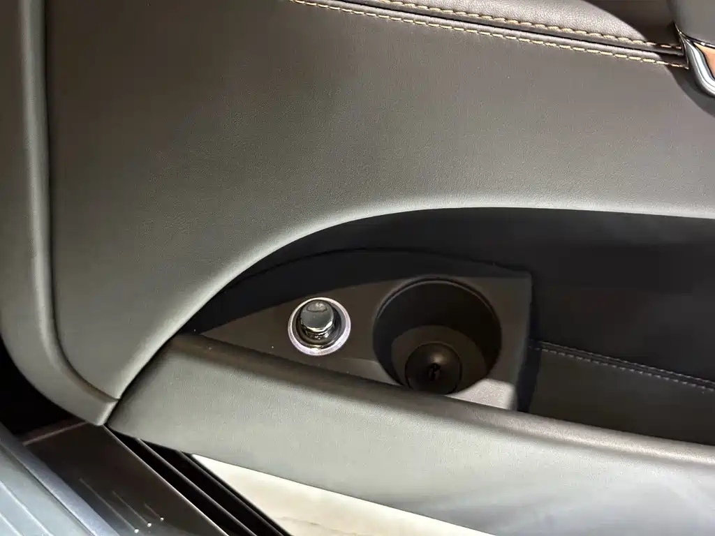 Bentley Flying Spur — фото 17