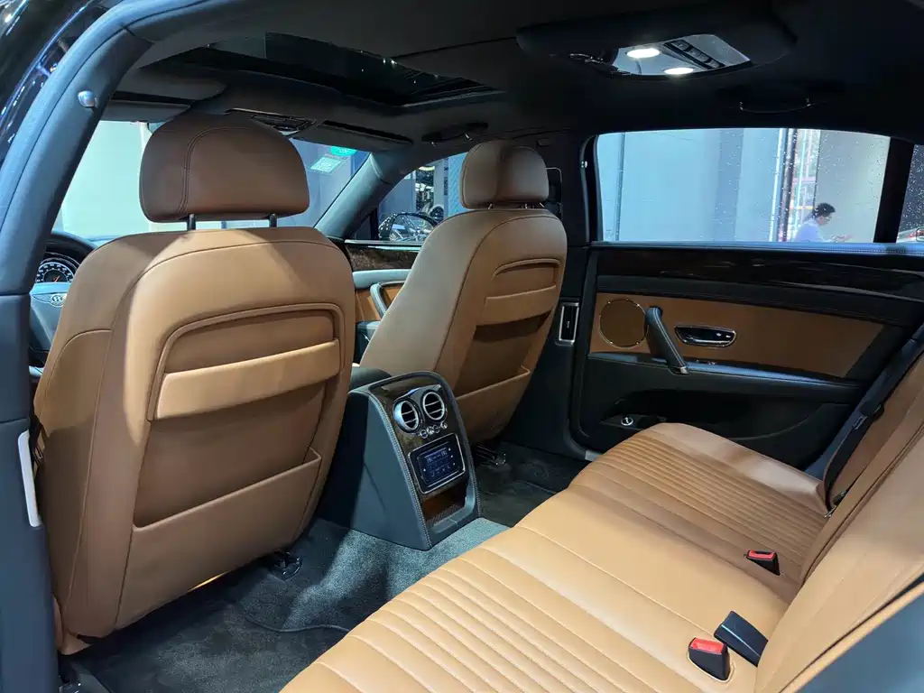Bentley Flying Spur — фото 18