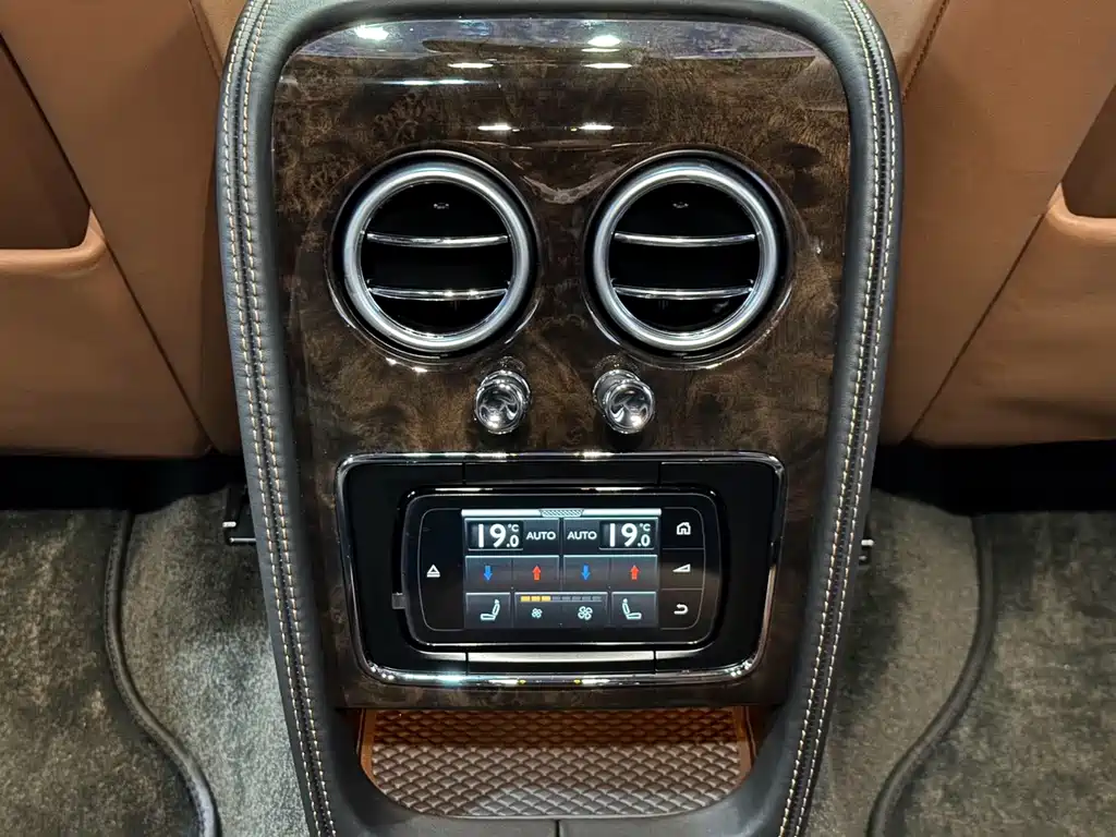 Bentley Flying Spur — фото 20
