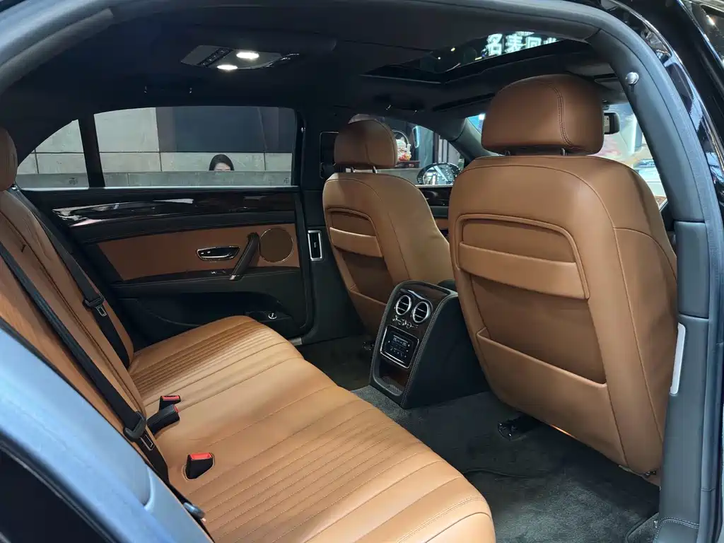 Bentley Flying Spur — фото 22