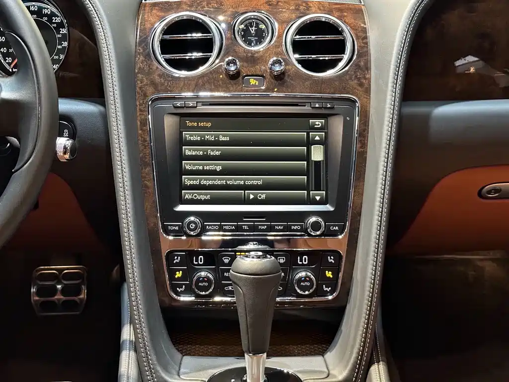 Bentley Flying Spur — фото 10