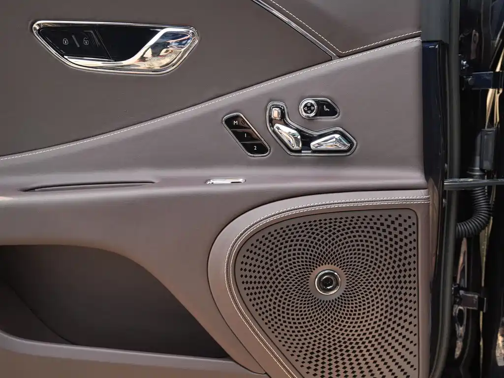 Bentley Flying Spur — фото 11
