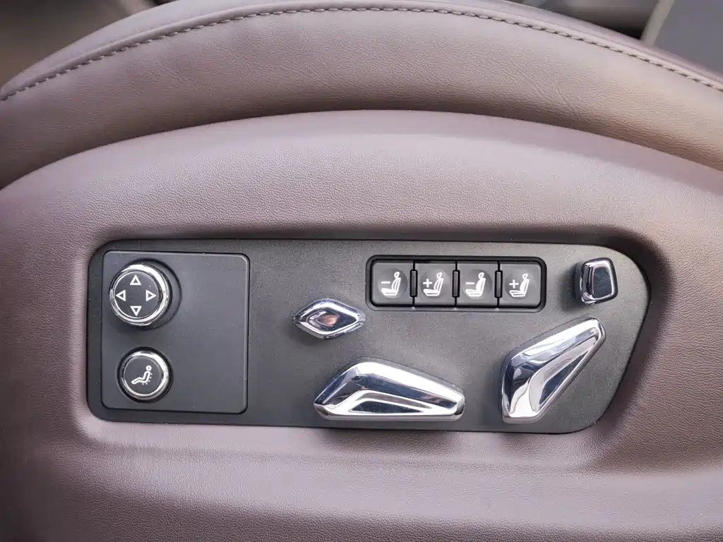 Bentley Flying Spur — фото 10